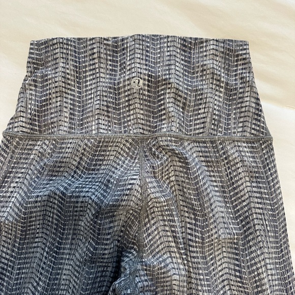 LULULEMON LEGGINGS - SIZE 4 - Picture 8 of 9